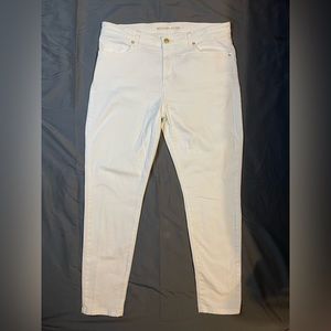Women’s Michael Kors white jeans. Izzy Skinny with gold accents. Size 14. NWOT